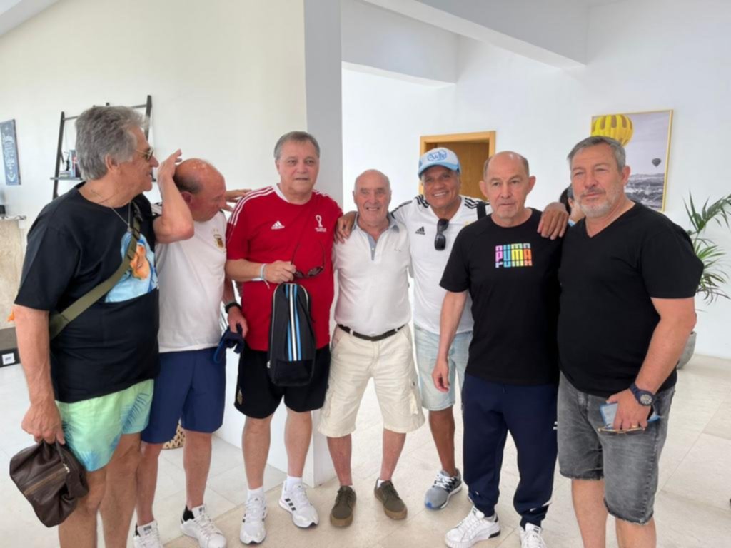 Juan Carlos Rulli junto a los campeones del mundo en Qatar