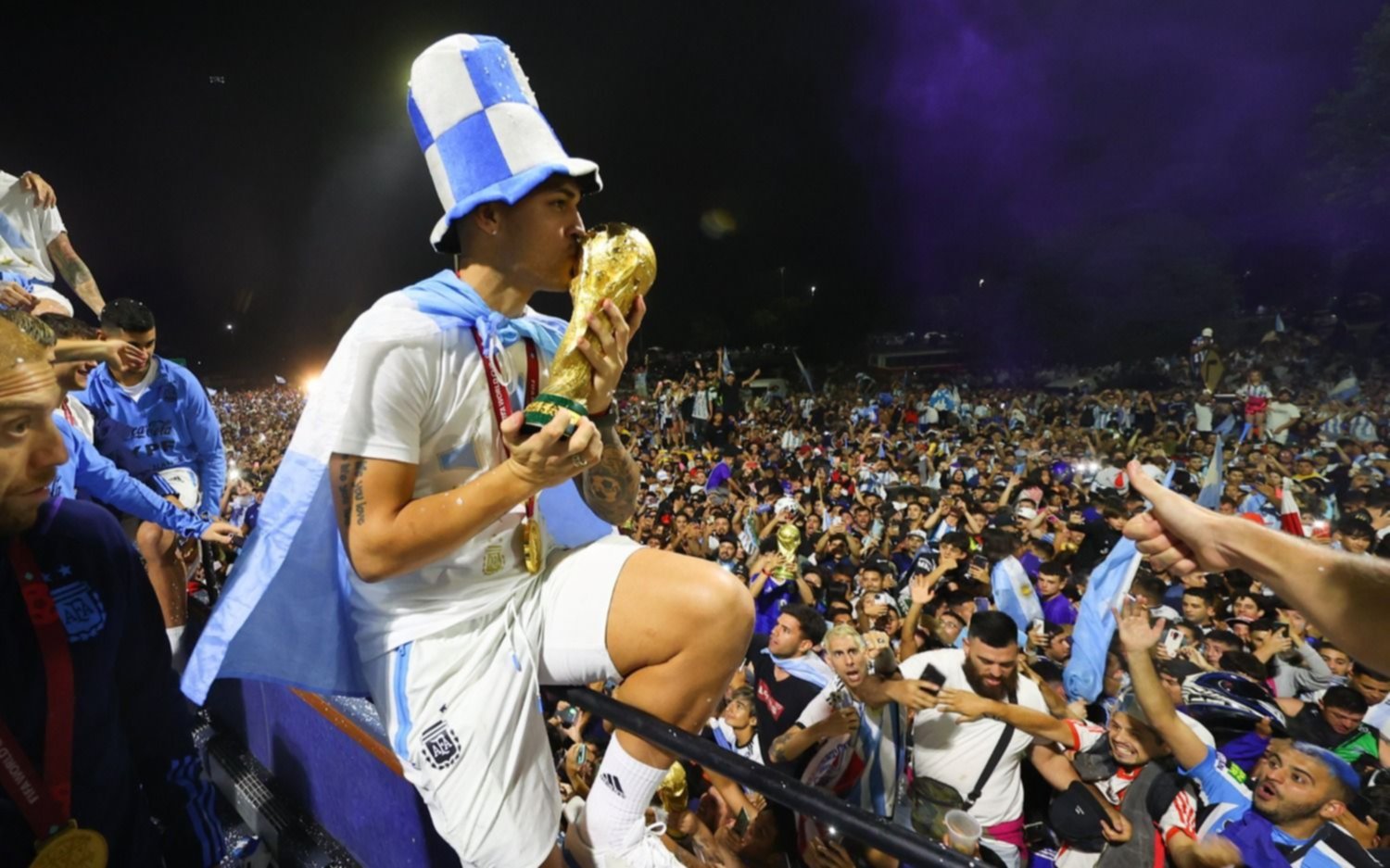 VIDEO Y FOTOS. Así fue la imponente llegada de la Selección: los hinchas deliraron con los campeones
