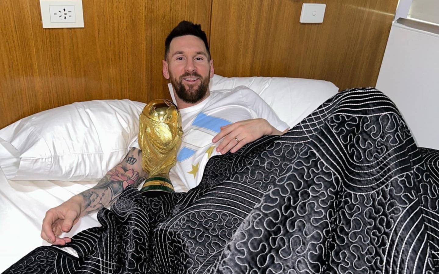 Las increíbles fotos de Messi en Argentina: durmió con la Copa del Mundo y es furor