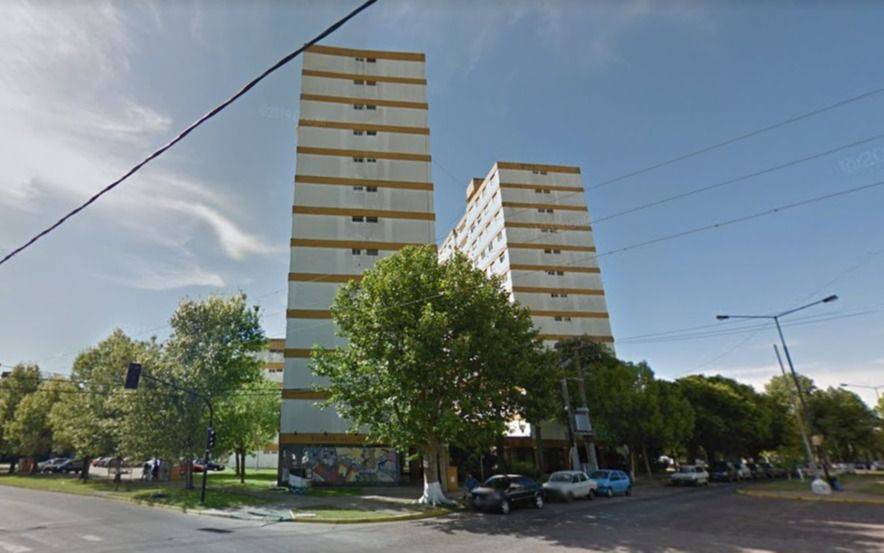 Conmoción en Villa Elisa: una jubilada murió al caer de un departamento de los monoblock