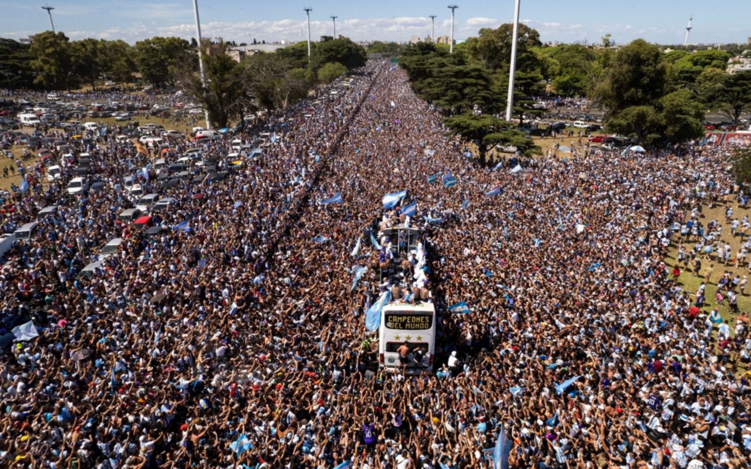 Fervor popular y agradecimiento eterno a la Scaloneta: millones de hinchas recibieron a los campeones