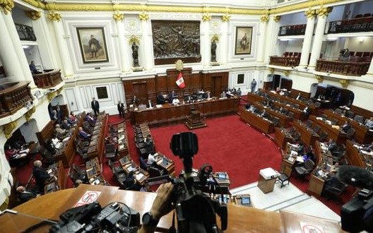 El Congreso de Perú aprobó adelantar las elecciones generales para abril de 2024