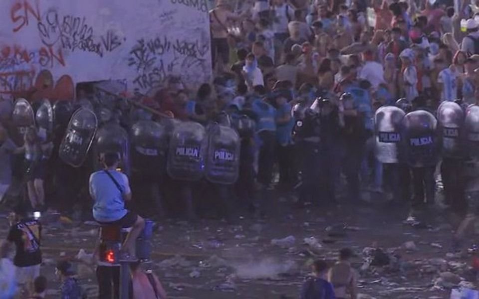 Incidentes con botellazos y piedrazos en el Obelisco