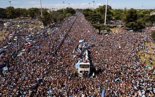 ¡Movilización histórica! Millones de hinchas recibieron a los campeones del mundo