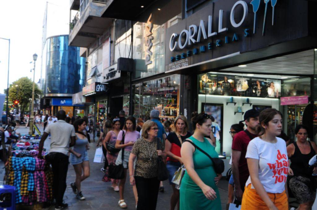 La crisis impulsó a los locales a abrir en feriado