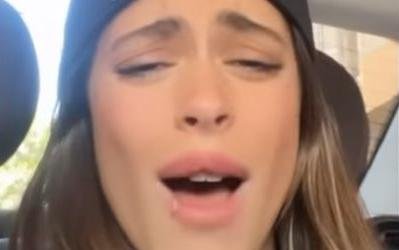 Tini, eufórica, cantó “Muchachos” en la calle
