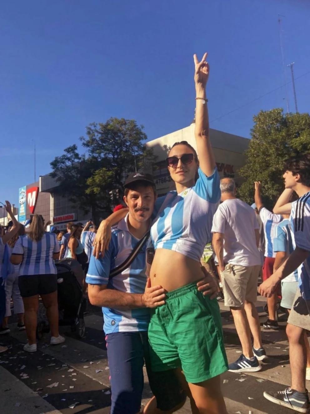 Horvilleur anunció que se viene un bebé en pleno festejo