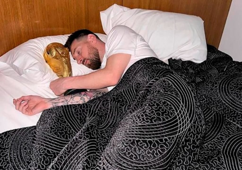 Después de tanto soñar con la Copa, Messi pudo despertar junto a ella