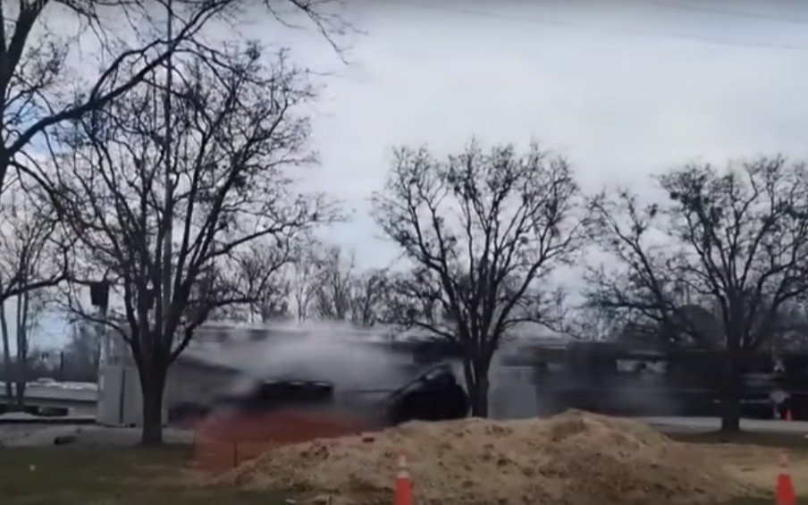 Un tren descarriló tras chocar con una viga de 40 metros de largo