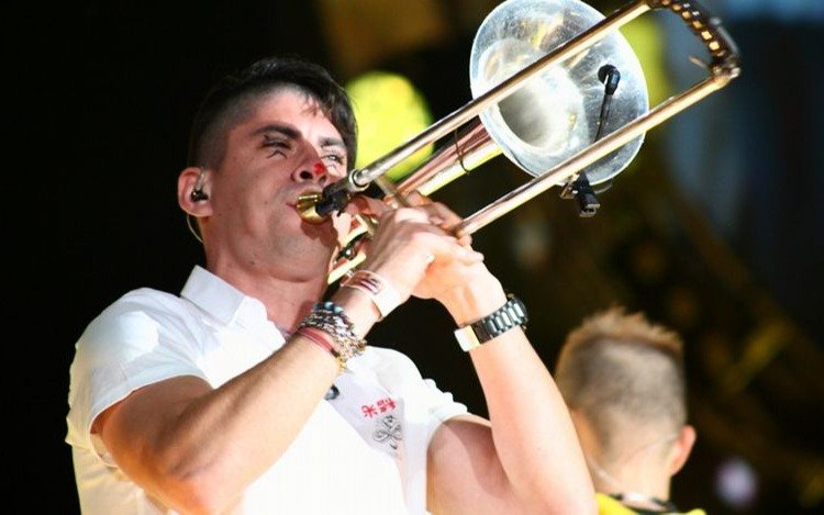 Los Caligaris echan a  trombonista que atacó a los mexicanos