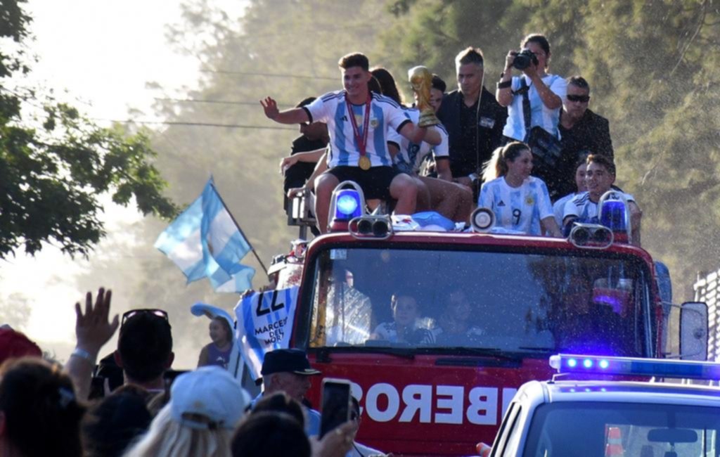 Un gran recibimiento de campeón: Julián Álvarez revolucionó Calchín