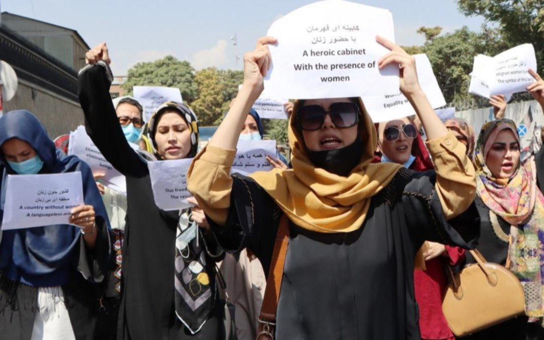 Mujeres afganas protestan en Kabul por prohibición de estudiar y varias son detenidas
