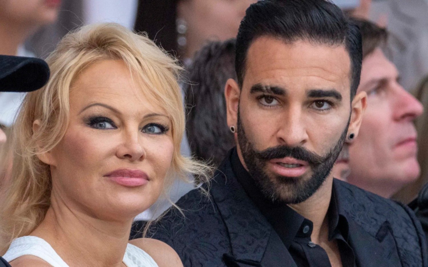 El futbolista que insultó al Dibu fue denunciado por violento cuando salía con Pamela Anderson