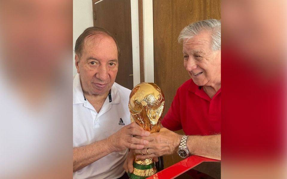 ¡Qué foto! Carlos Bilardo se reencontró con la Copa del Mundo