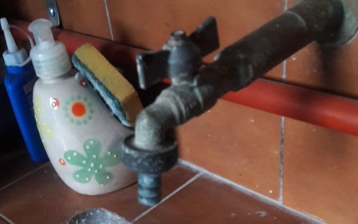 Varios barrios de La Plata pelean contra la falta de agua y las canillas secas