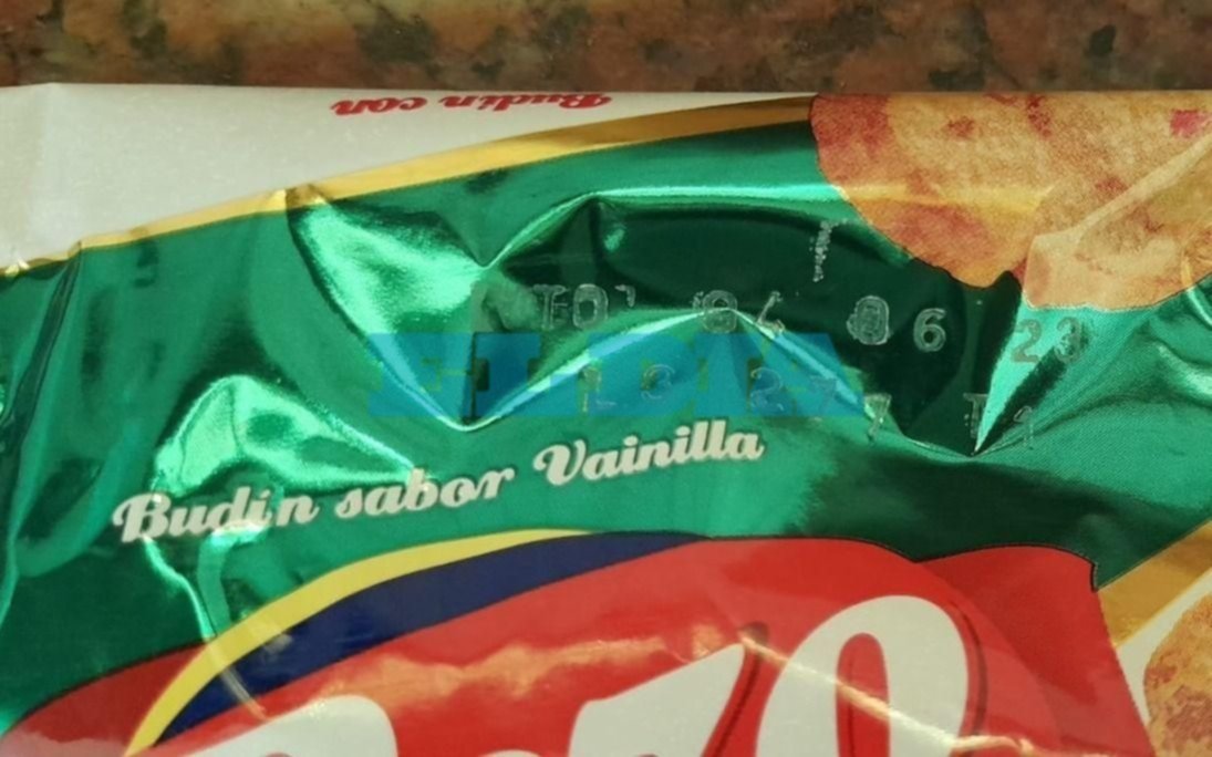 Compró un budín y al abrirlo se encontró con una sorpresa desagradable