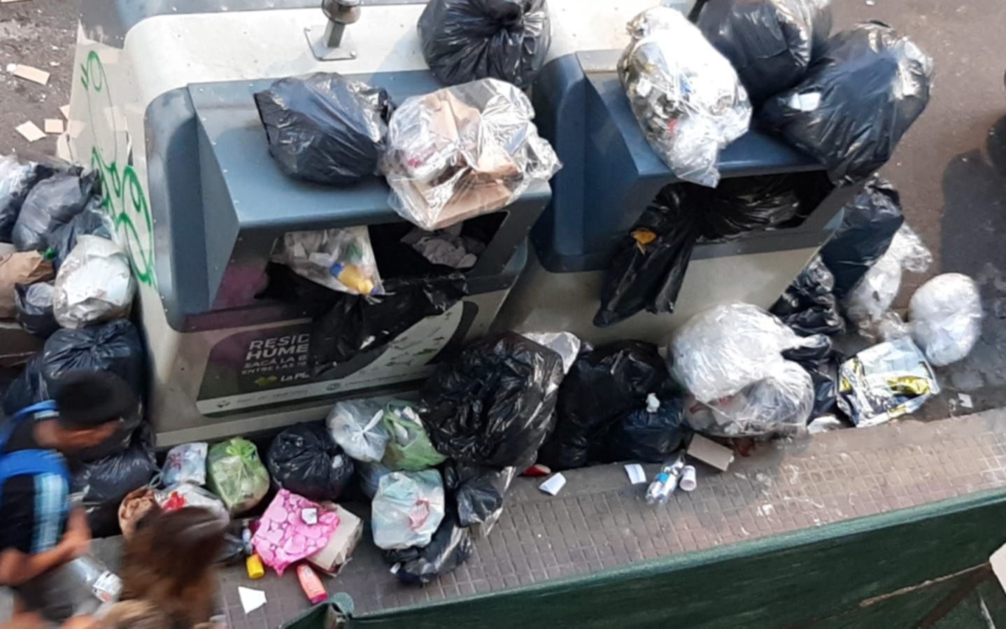 Denuncian basural en pleno centro platense