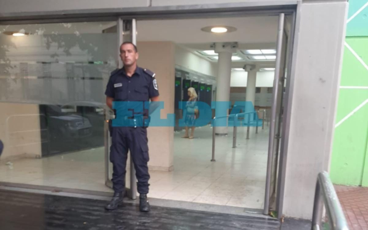 Cajeros vacíos y desazón para los platenses que intentaron sacar plata temprano
