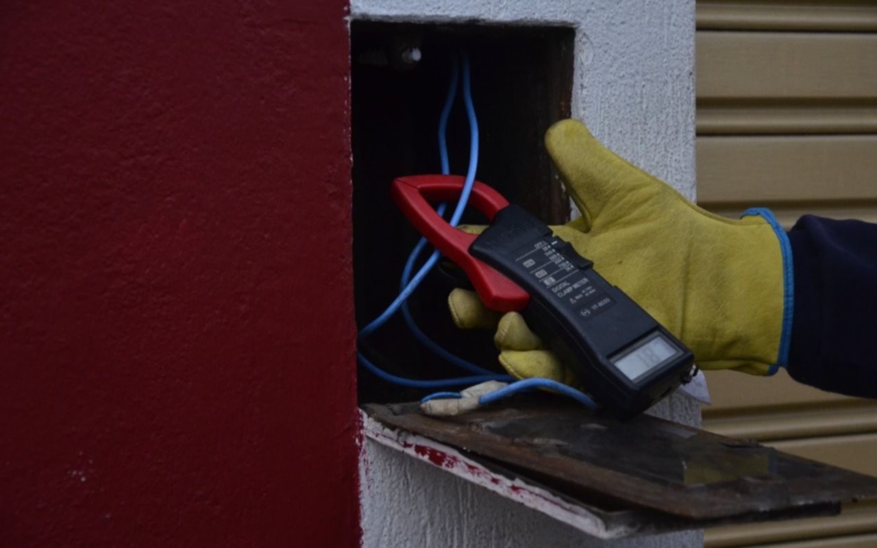 Detectan obras y edificios "colgados" a la luz en pleno centro de La Plata