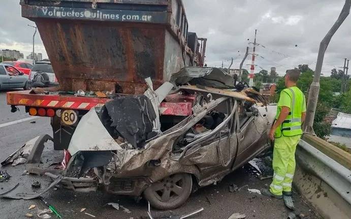 Un muerto en choque entre un camión y un auto en Quilmes