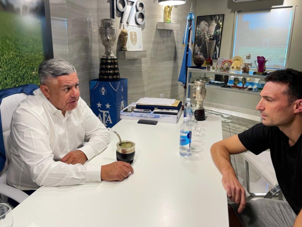 Pese a la alegría, la renovación de Lionel Scaloni aún no llegó