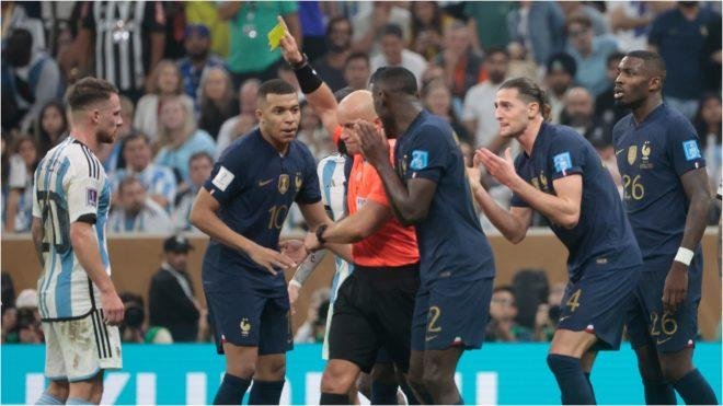 El árbitro de la final se defendió con el celular