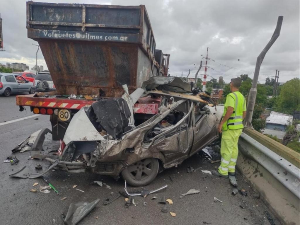 Viajaba por la Autopista, se incrustó contra un camión parado y murió en el acto