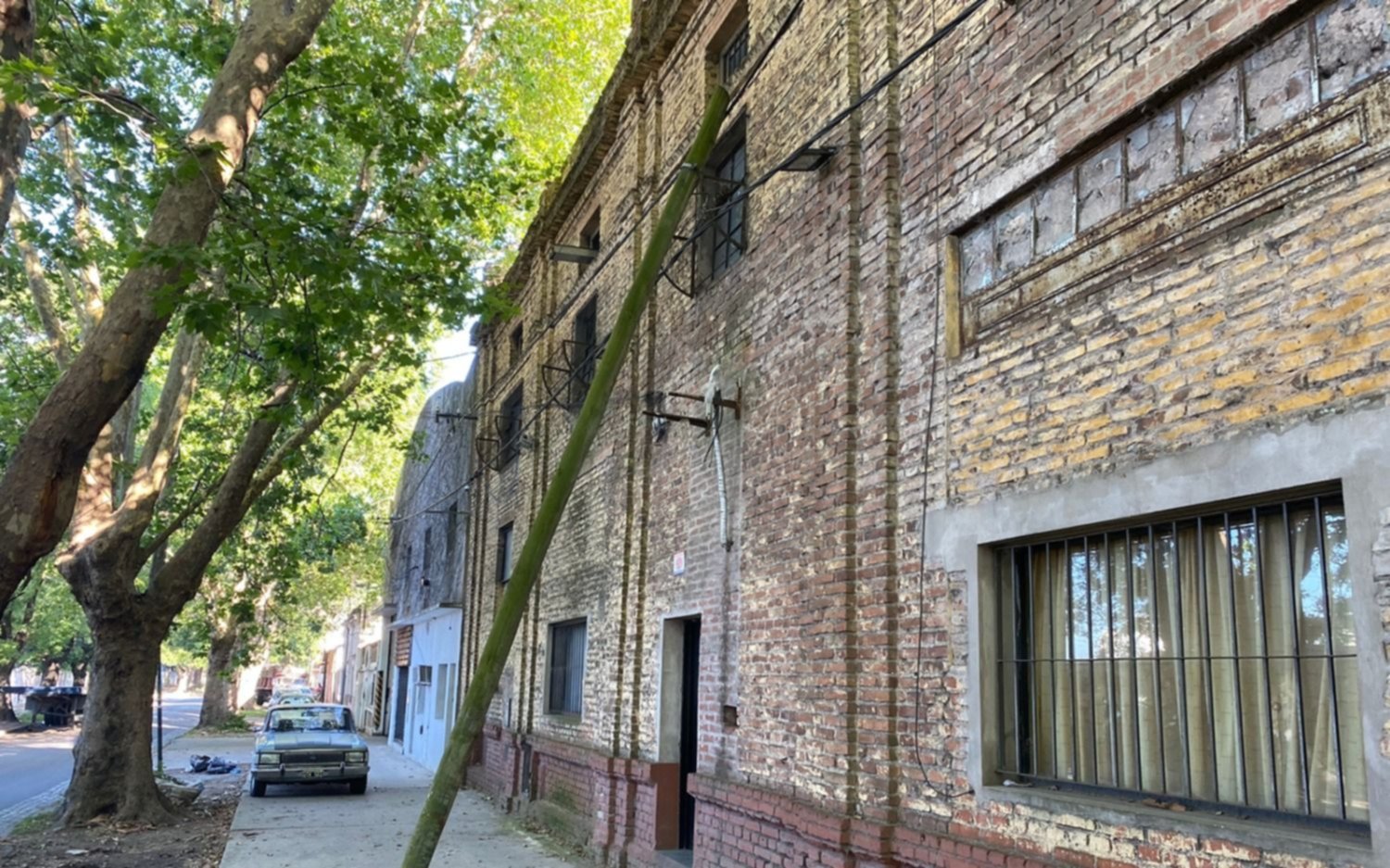 Vecinos de un barrio platense temen por la caída de un poste de luz