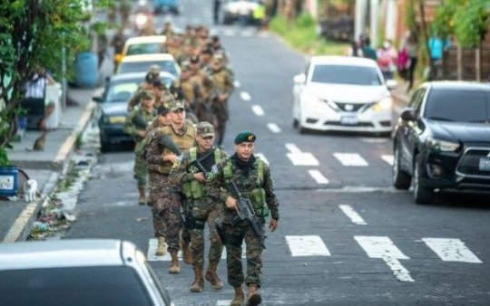 Más de mil soldados cercan una comunidad para combatir la violencia en El Salvador