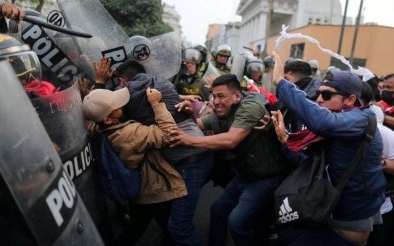 El Gobierno de Perú anuncia reparaciones para los familiares de los muertos en las protestas