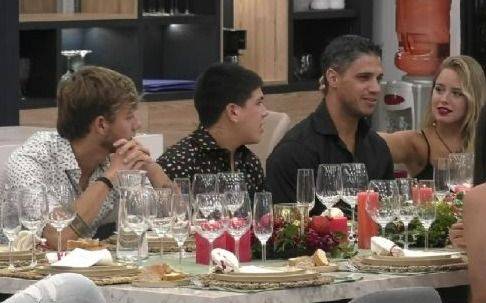 Rica comida, alcohol y una regla que se rompió: la Noche Buena de los participantes de Gran Hermano