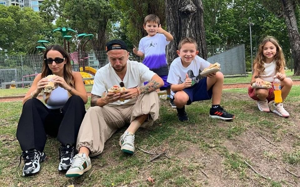 Viral: Papu Gómez recreó la famosa foto del sánguche de bondiola en la Costanera