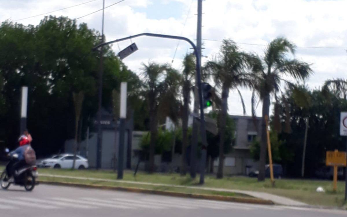 Alertan por un semáforo que podría caerse en 44 y 31