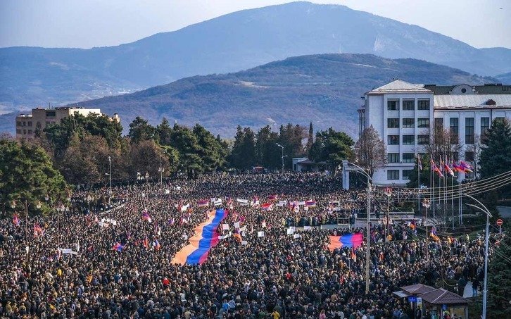 Manifestación en Nagorno Kabaraj contra el bloqueo de una ruta esencial hacia Armenia