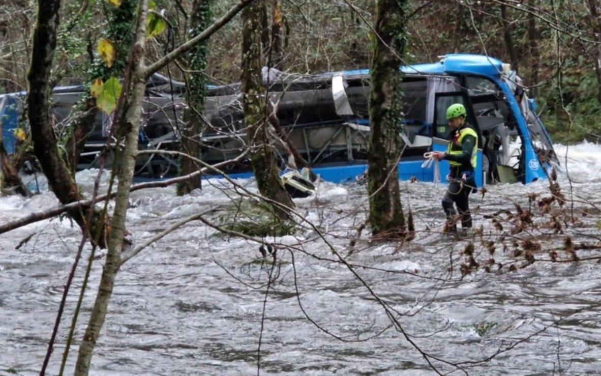 Tragedia en España: seis muertos por la caída de un micro a un río en Galicia