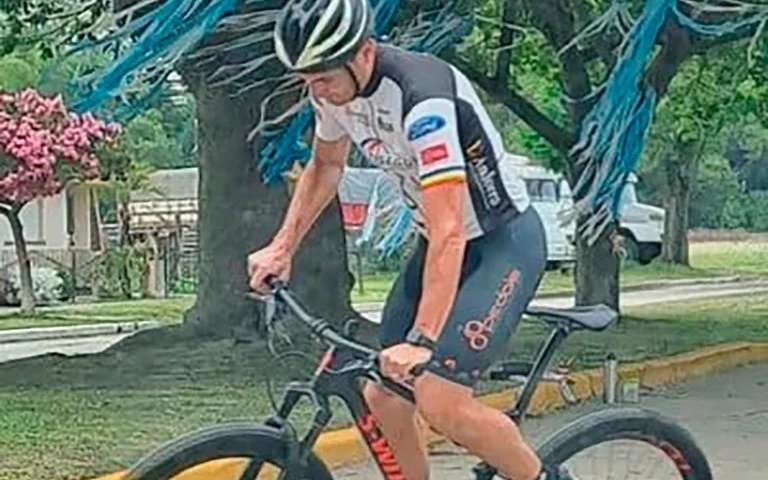 Scaloni descansa y hace ciclismo en Pujato mientras medita sobre su futuro