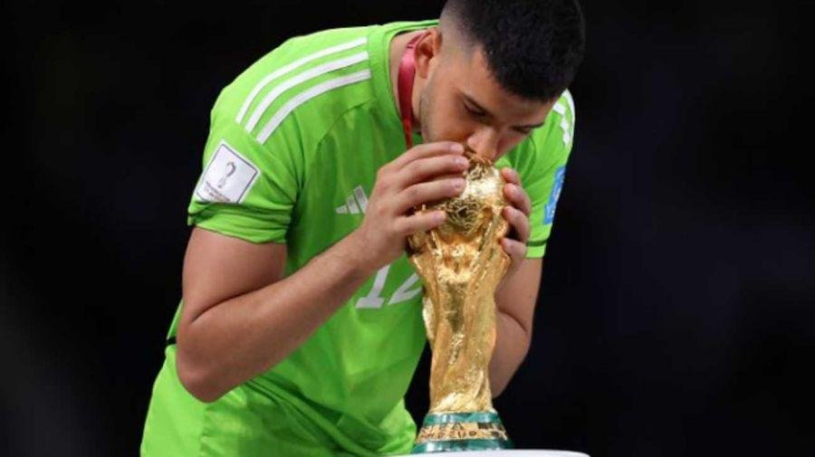 El histórico Ajax puso sus ojos en Rulli y en el Pincha comienzan a hacer cuentas