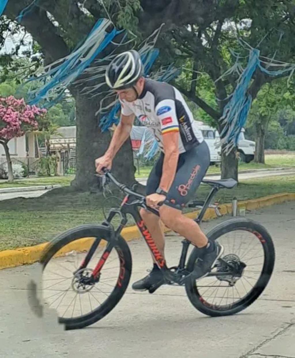 Scaloni recorrió las calles de Pujato en bici, su otra pasión