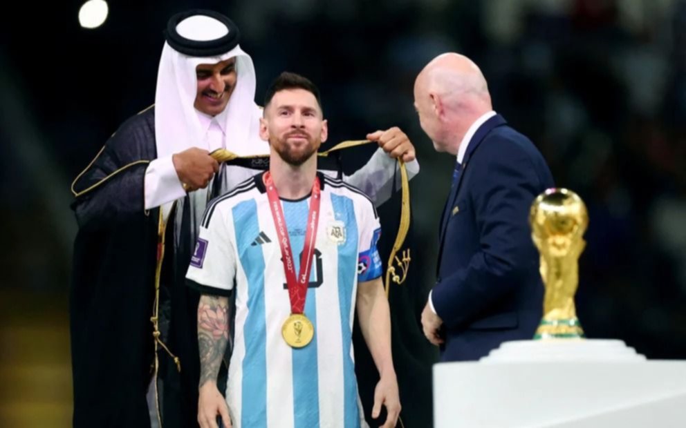 Locura por la túnica que usó Messi cuando levantó la copa : le ofrecieron una cifra millonaria