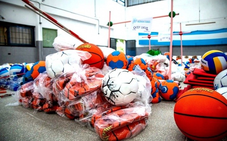 Kits de materiales deportivos a más de 90 escuelas de Quilmes