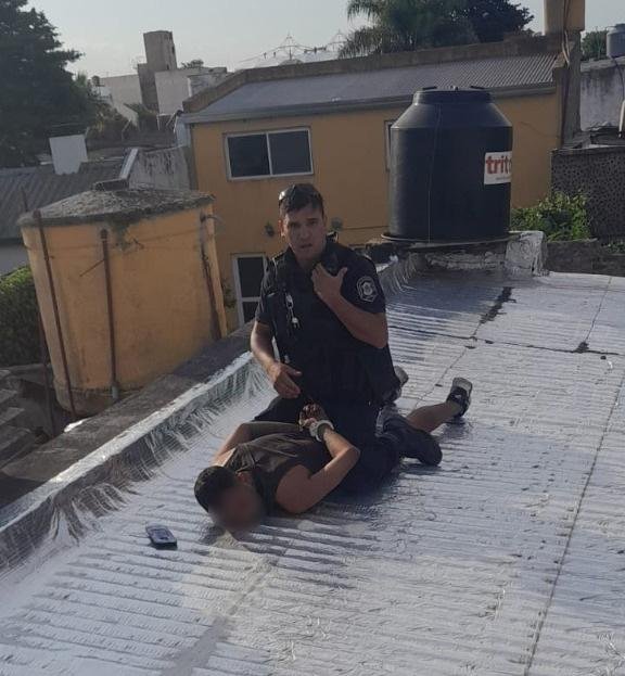 “Tocó techo”, pero para huir de la Policía