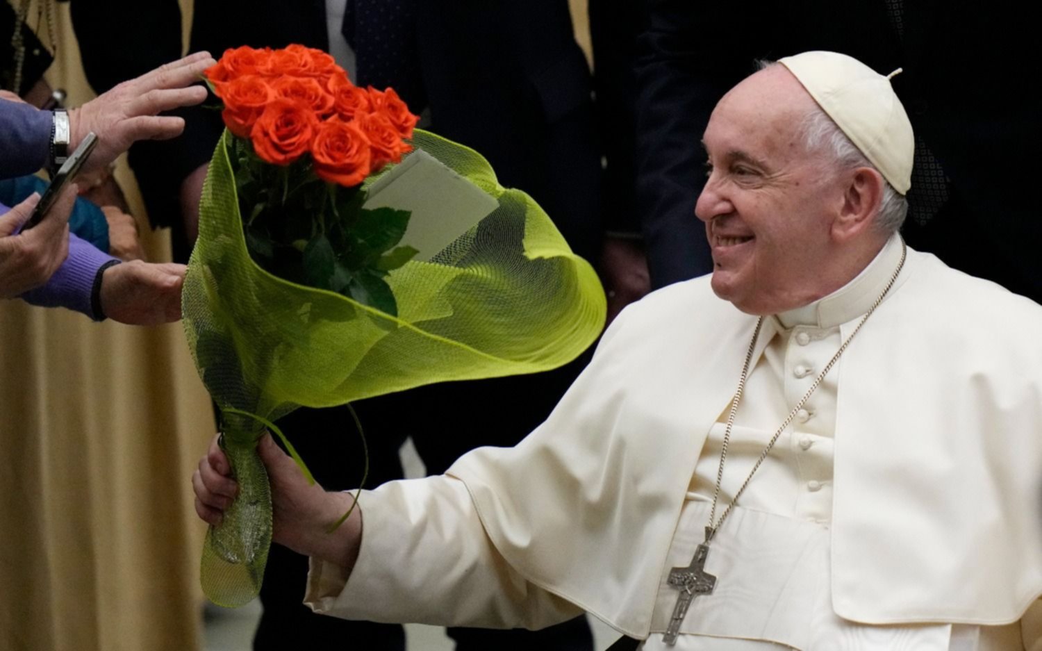 Francisco dijo que Benedicto XVI está "muy enfermo" y pidió que recen por él