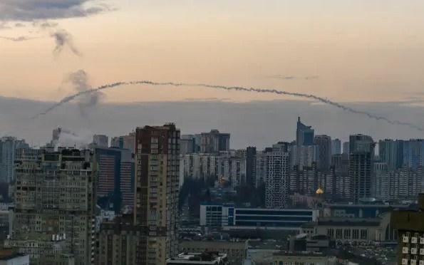 VIDEO. Por aire y desde el mar: tremendo "ataque masivo" de Rusia con misiles en Ucrania