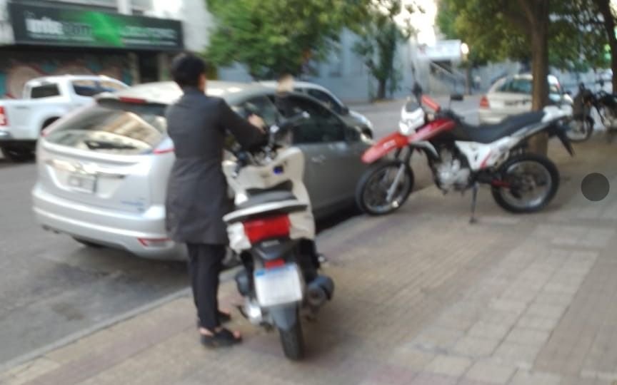 Las motos, son parte del "estacioná donde quieras" en el centro platense