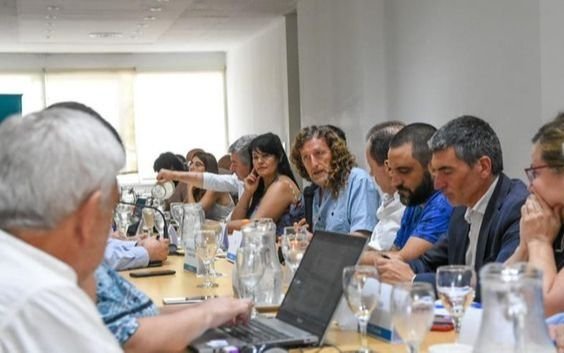 Aumento de 7% a estatales y acumulan 97% en el año: recategorizaciones y paritaria 2023 se discute en enero