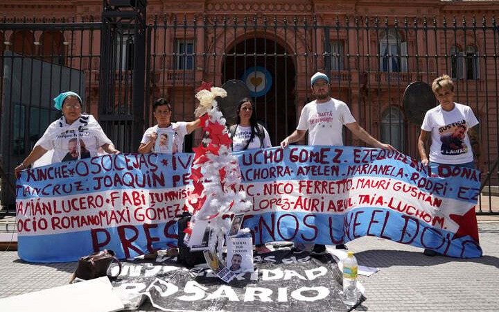 Armaron un árbol de navidad en las puertas de Casa Rosada para visibilizar los homicidios de Rosario 