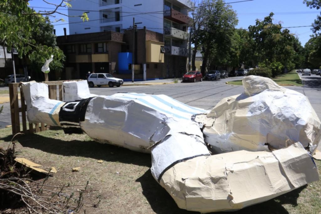 En los barrios trabajan contrarreloj para completar los muñecos