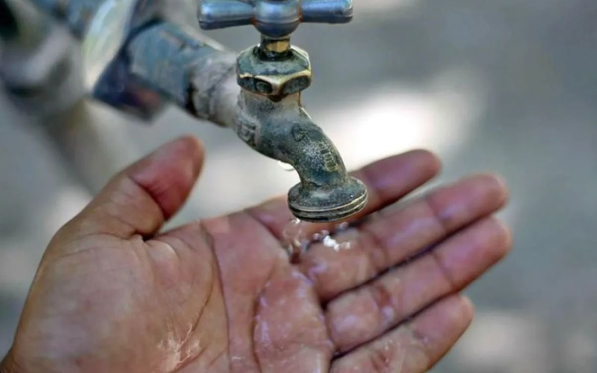 "Pasaremos año nuevo con las canillas secas", la queja de los vecinos de Los Hornos por falta de agua