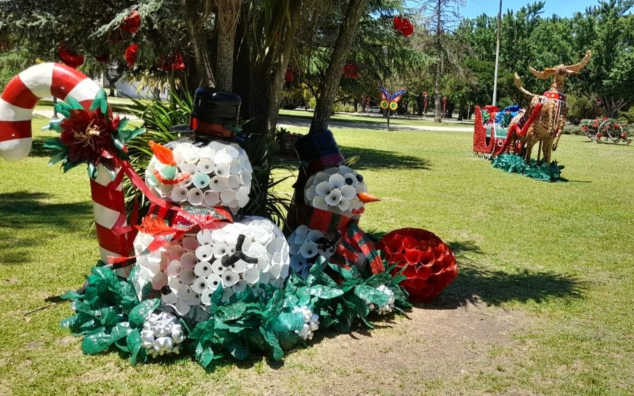 FOTOS | Vecinos producen adornos de plástico reciclados para las plazas