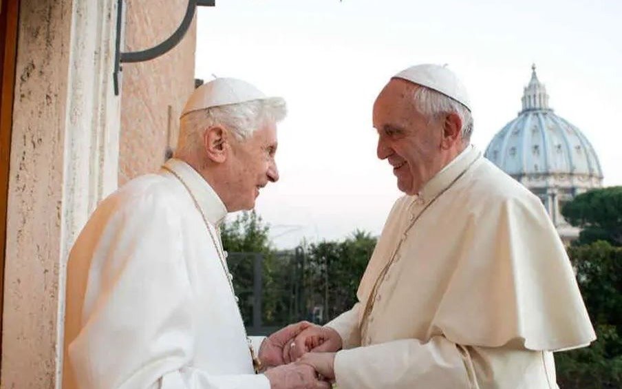 La saga de los "dos papas": Benedicto y Francisco, amigos y rivales